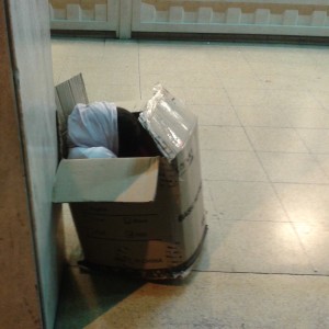 Niña durmiendo en una caja en pleno Centro Histórico de Asunción